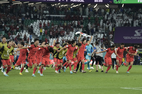 ) : 3일 한국선수들이 포르투갈과의 경기에서 승리해 16강행이 확정된 뒤 응원단을 향해 뛰어가고 있다. AP연합뉴스