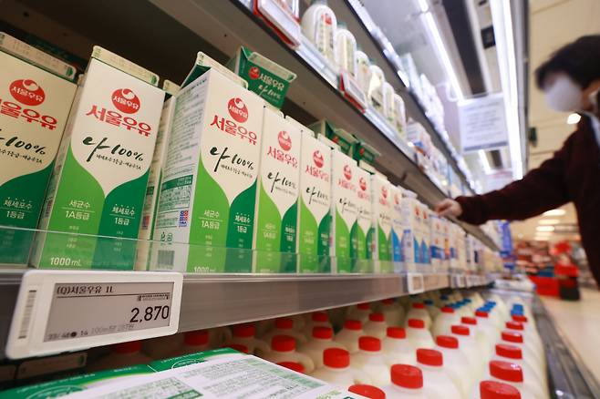 지난달 17일 서울의 한 대형마트에서 시민이 우유 제품을 고르고 있다. [연합]
