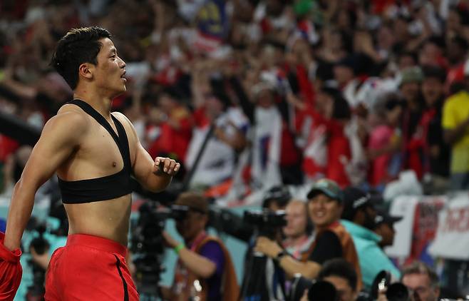 3일 오전(한국시간) 카타르 알라이얀의 에듀케이션 시티 스타디움에서 열린 2022 카타르 월드컵 조별리그 H조 3차전 대한민국과 포르투갈 경기 후반 추가 시간 황희찬이 역전골을 넣은 뒤 기뻐하며 유니폼을 벗었다. [연합]