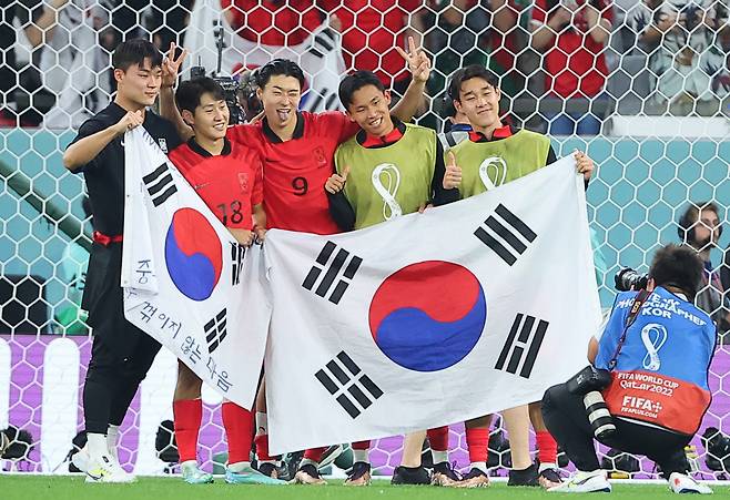3일 오전(한국시간) 카타르 알라이얀의 에듀케이션 시티 스타디움에서 열린 2022 카타르 월드컵 조별리그 H조 3차전 대한민국과 포르투갈 경기가 끝난 뒤 대표팀 막내라인 선수들이 기념촬영을 하고 있다. [연합]