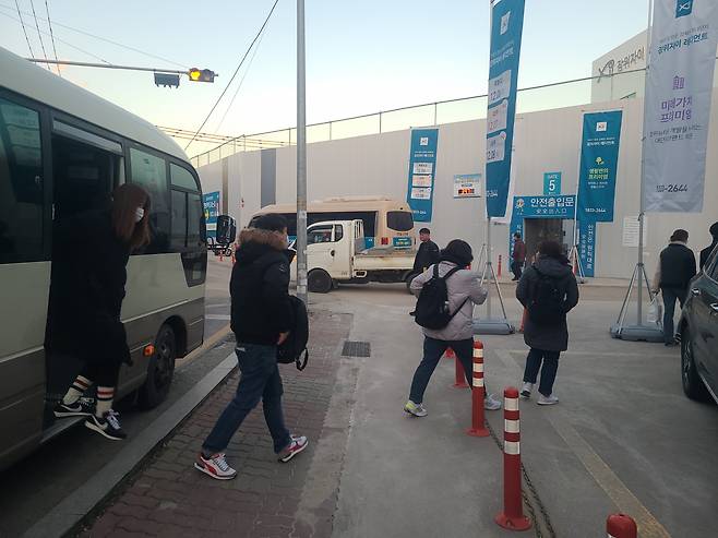 장위자이 레디언트 견본주택. 오픈 첫날인 12월 1일 3000여명의 방문객이 찾았다. 셔틀버스가 돌곶이역에서 방문객들을 실어나른다. [서영상 기자]