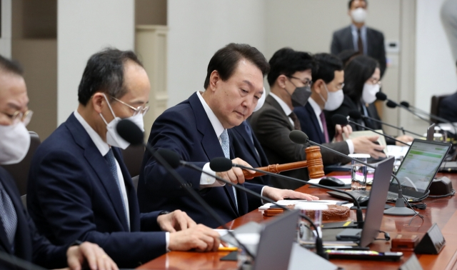 지난달 29일 오전 윤석열 대통령이 용산 대통령실에서 국무회의를 주재하는 모습. 이날 국무회의에선 정부의 업무개시명령을 발동했다. [연합]