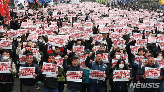 [서울=뉴시스] 이영환 기자 = 3일 오후 서울 여의도 국회 앞에서 열린 민주노총 전국노동자대회에 참석한 양경수(앞줄 오른쪽) 위원장 및 조합원들이 구호를 외치고 있다. 2022.12.03. 20hwan@newsis.com