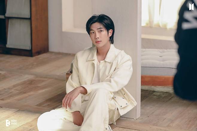 타이틀곡은 체리필터 조유진과 함께한 '들꽃놀이'다. 방탄소년단 공식 페이스북