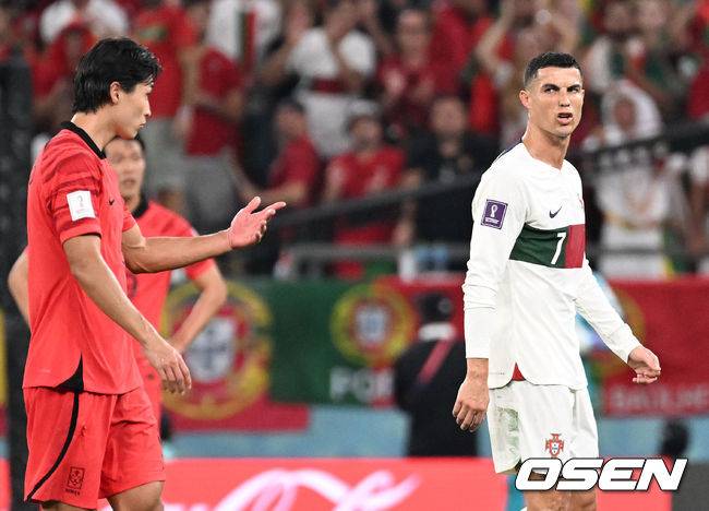 [OSEN=알 라이얀(카타르), 박준형 기자] 2일 (현지시간) 카타르 도하 에듀케이션 시티 스타디움에서 2022 카타르월드컵 H조 최종전 대한민국과 포르투갈의 경기가 진행됐다.후반 포르투갈 호날두가 교체되는 가운데 조규성이 재촉하고 있다. 2022.12.02 /&nbsp;soul1014@osen.co.kr