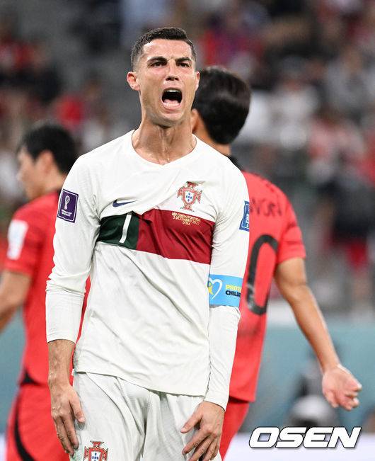 [OSEN=알 라이얀(카타르), 박준형 기자] 2일 (현지시간) 카타르 도하 에듀케이션 시티 스타디움에서 2022 카타르월드컵 H조 최종전 대한민국과 포르투갈의 경기가 진행됐다.전반 포르투갈 호날두가 골찬스를 놓친 뒤 아쉬워하고 있다. 2022.12.02 /&nbsp;soul1014@osen.co.kr