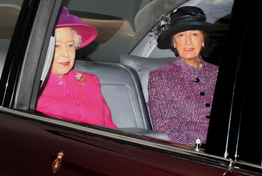엘리자베스 2세 영국 여왕이 생전인 2011년 1월 최측근 시녀인 수전 허시와 함께 차량을 타고 이동하고 있다. 샌드링엄=AP연합뉴스