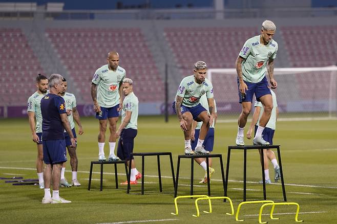 브라질 대표팀 선수들이 카메룬전을 앞둔 지난달 29일(현지시간) 카타르 도하의 그랜드 하마드 스타디움에서 훈련하고 있다. AP연합뉴스