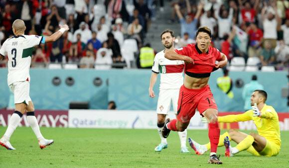 ‘황희찬, 16강 가자!’ - 3일 오전(한국시간) 카타르 알라이얀의 에듀케이션 시티 스타디움에서 열린 2022 카타르 월드컵 조별리그 H조 3차전 대한민국과 포르투갈 경기. 후반 추가 시간 한국 황희찬이 역전골을 넣은 뒤 상의를 탈의하며 내달리고 있다. 2022.12.3 연합뉴스