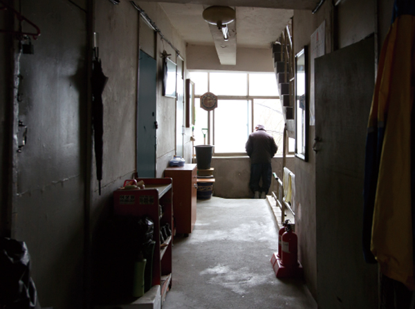 가난한 사람들의 마지막 거주지인 서울시 용산구 동자동 '쪽방'에서 한 노인이 창밖을 내다보고 있다.(기사 내용과 무관) ⓒ시사저널 임준선