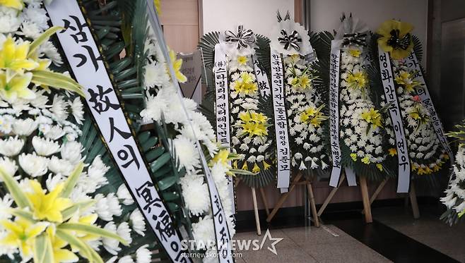 故염동헌 빈소 '많은 동료들의 근조화환'[★포토]