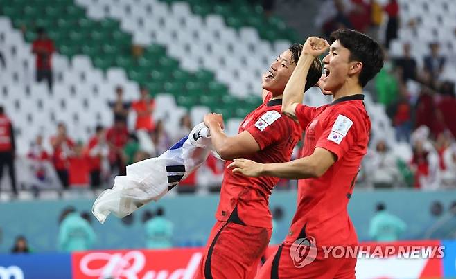 기뻐하는 황희찬과 황인범 (알라이얀=연합뉴스) 김도훈 기자 = 3일 오전(한국시간) 카타르 알라이얀의 에듀케이션 시티 스타디움에서 열린 2022 카타르 월드컵 조별리그 H조 3차전 대한민국과 포르투갈 경기. 2-1로 승리하며 16강 진출에 성공한 한국의 황희찬과 황인범이 기뻐하고 있다. 2022.12.3 superdoo82@yna.co.kr