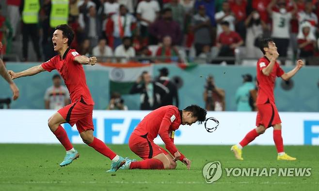 2-1 승리한 한국 (알라이얀=연합뉴스) 임헌정 기자 = 3일 오전(한국시간) 카타르 알라이얀의 에듀케이션 시티 스타디움에서 열린 2022 카타르 월드컵 조별리그 H조 3차전 대한민국과 포르투갈 경기. 2-1로 경기가 종료되자 손흥민이 기뻐하며 그라운드에 엎드리고 있다. 2022.12.3 kane@yna.co.kr