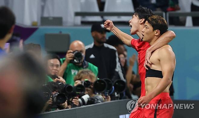 역전골 주인공 황희찬 (알라이얀=연합뉴스) 김도훈 기자 = 3일 오전(한국시간) 카타르 알라이얀의 에듀케이션 시티 스타디움에서 열린 2022 카타르 월드컵 조별리그 H조 3차전 대한민국과 포르투갈 경기. 한국 황희찬이 역전 결승골을 넣은 뒤 조규성과 환호하고 있다. 2022.12.3 superdoo82@yna.co.kr