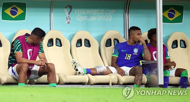 무릎이 아픈 가브리에우 제주스(18번) [EPA=연합뉴스 자료사진]