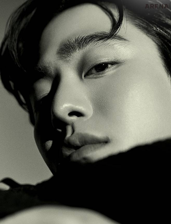 텍스처드 멀티 패턴 재킷·스테인리스 스틸 링·터틀넥 리브드 울 스웨터·핀턱 스트레치 밴딩 팬츠 ·레더 더비 슈즈 모두 엠포리오 아르마니 제품.