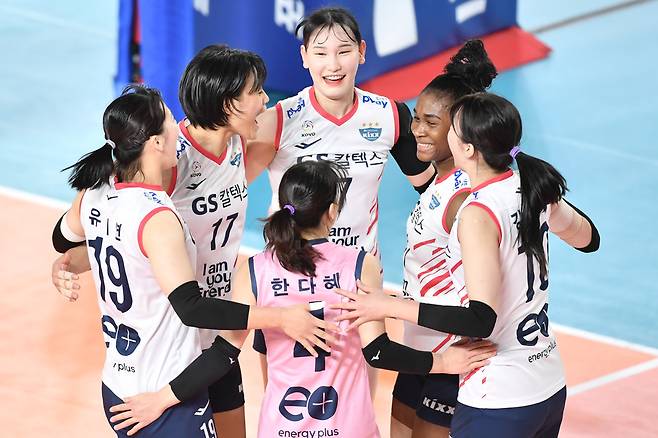 GS칼텍스가 모마의 30득점 등 주전들의 고른 활약으로 KGC인삼공사를 꺾고 시즌 첫 연승을 달렸다. [한국배구연맹 KOVO 제공]