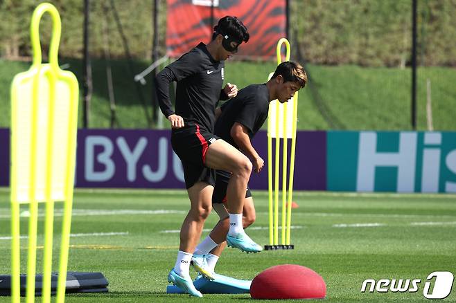 대한민국 축구대표팀 손흥민과 황희찬이 4일 오전(현지시간) 카타르 도하 알에글라 트레이닝센터에서 훈련을 하고 있다. 2022.12.4/뉴스1 ⓒ News1 이광호 기자