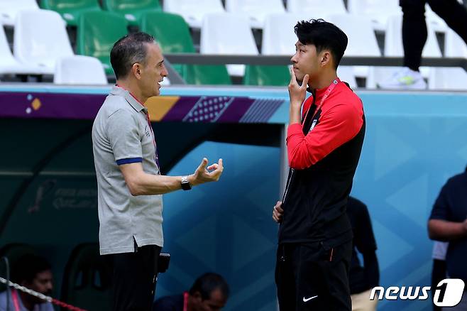 파울루 밴투 대한민국 축구대표팀 감독과 손흥민이 21일 오전(현지시간) 카타르 알라이얀의 에듀케이션 시티 스타디움을 찾아 대화하고 있다. 에듀케이션 시티 스타디움은 대한민국 축구대표팀이 이번 카타르 월드컵에서 조별 예선 3경기를 모두 치르는 경기장이다. 2022.11.21/뉴스1 ⓒ News1 이광호 기자