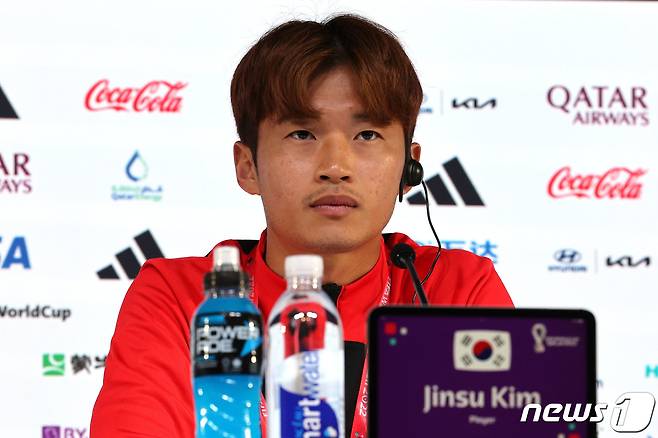 대한민국 축구대표팀 김진수가 2022 카타르 월드컵 16강 브라질과의 경기를 하루 앞둔 4일 오후(현지시간) 카타르 알라이얀의 메인프레스센터에서 기자회견을 하고 있다. 2022/12.4/뉴스1 ⓒ News1 이광호 기자