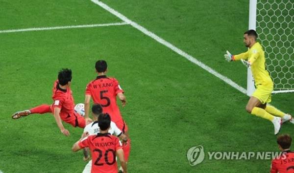 포르투갈전 동점골을 터뜨리는 김영권. ⓒ연합뉴스