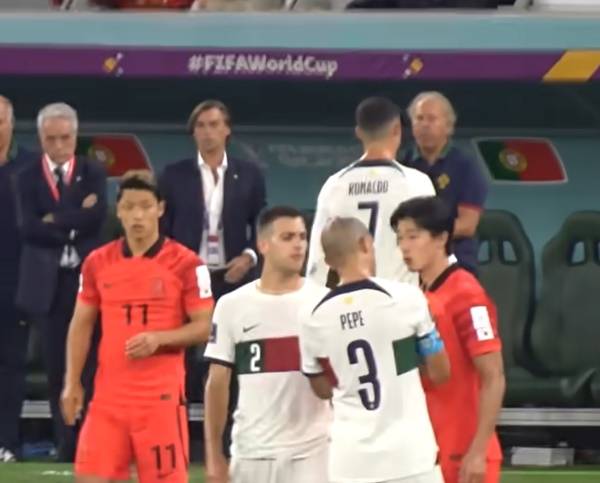 신체접촉한 페페를 노려보는 조규성. ⓒ유튜브 채널 '풋볼이라 Football is Life' 캡처