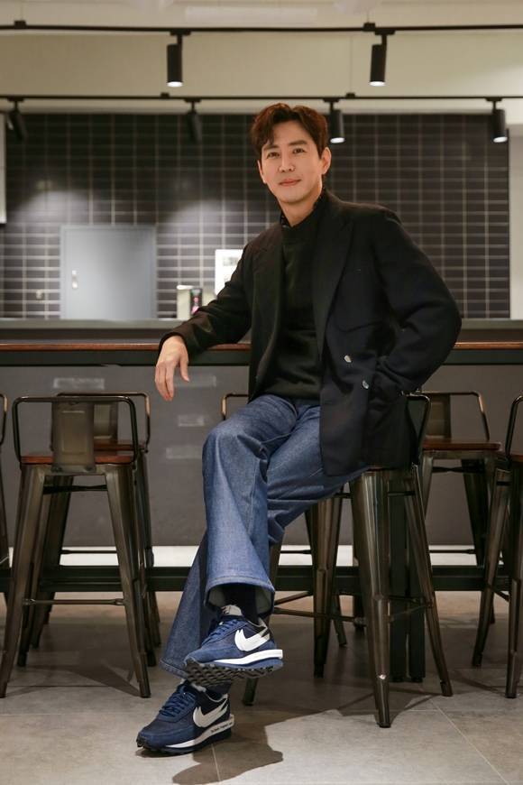 최원영은 "저는 여전히 작품을 통해 인생을 공부해요. 제가 출연하는 작품이 저를 채찍질해주죠"라고 말했다. /사람엔터테인먼트 제공