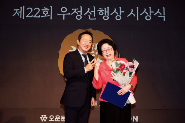 제 22회 우정선행상 시상식에서 대상을 수상한 최 원장(오른쪽)과 이웅열 이사장.