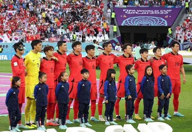 한국 축구 국가대표팀이 24일 오후(현지시간) 카타르 알라이얀의 에듀케이션 시티 스타디움에서 2022 카타르 월드컵 조별리그 H조 1차전 우루과이와 경기 시작에 앞서 애국가를 부르고 있다. 사진=연합뉴스