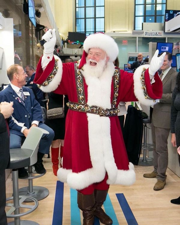 뉴욕 증권거래소에 산타클로스 분장을 한 사람이 방문하자 내부 직원들이 웃고 있는 모습. 사진=뉴욕증권거래소 사회관계망서비스(SNS)