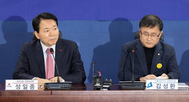 성일종 국민의힘 정책위의장이 4일 오후 서울 여의도 국회 의원회관에서 열린 예산안 관련 '2+2 협의체'에서 발언을 하고 있다. 오른쪽은 김성환 더불어민주당 정책위의장. /뉴스1