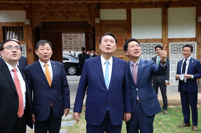 윤석열 대통령이 지난 6월 14일 서울 삼청동에서 유럽연합(EU) 특사단으로부터 결과 보고를 받고 오찬을 함께 했다. 이날 오찬에는 EU 특사단장인 국민의힘 김기현 의원 등 특사단 전원이 참석했다. /뉴스1