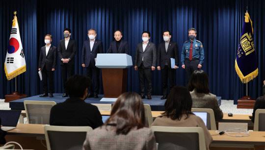 추경호 경제부총리 겸 기획재정부 장관이 4일 오후 서울 용산 대통령실 청사에서 열린 화물연대 집단운송거부 대응과 관련한 관계장관회의를 마친 뒤 회의 내용에 대해 브리핑하고 있다. 왼쪽부터 이정식 고용노동부 장관, 한동훈 법무부 장관, 이상민 행정안전부 장관, 추경호 부총리, 원희룡 국토교통부 장관, 이창양 산업통상자원부 장관, 윤희근 경찰청장. 연합뉴스