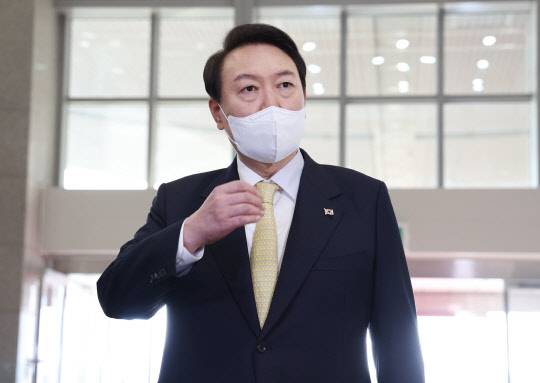 윤석열 대통령이 지난달 18일 서울 용산 대통령실 청사에서 기자들과 출근길 질의응답을 하고 있다. 연합뉴스