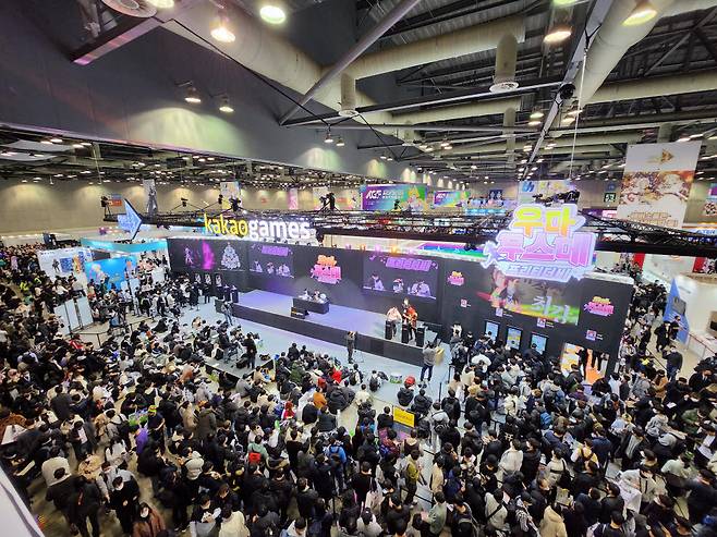 애니플러스와 대원미디어, 소니뮤직엔터테인먼트, 디앤씨미디어는 3일과 4일 양일간 일산 킨텍스에서 AGF 2022를 개최했다. 코로나 여파로 2018년 이후 3년만에 정상 개최로 구름 인파가 몰린 가운데 게임과 만화, 애니메이션, 웹소설 등 다양한 장르의 경계를 허무는 지식재산권(IP) 확장의 향연이 펼쳐졌다.