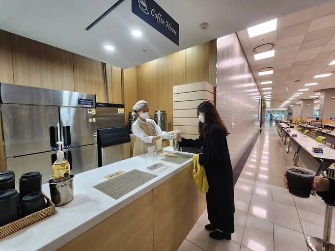 삼성전자 직원이 사내 커피에서 일회용컵 대신 다회용컵으로 제품을 받고 있다. 삼성전자 제공