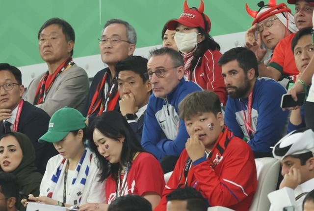 한국시간으로 3일 새벽 카타르 알라이얀 에듀케이션 시티 스타디움에서 열린 2022 카타르 월드컵 H조 최종 3차전 대한민국과 포르투갈의 경기, 한국 벤투 감독이 관중석에 앉아 경기를 지켜보고 있다. 알라이얀(카타르)=뉴시스