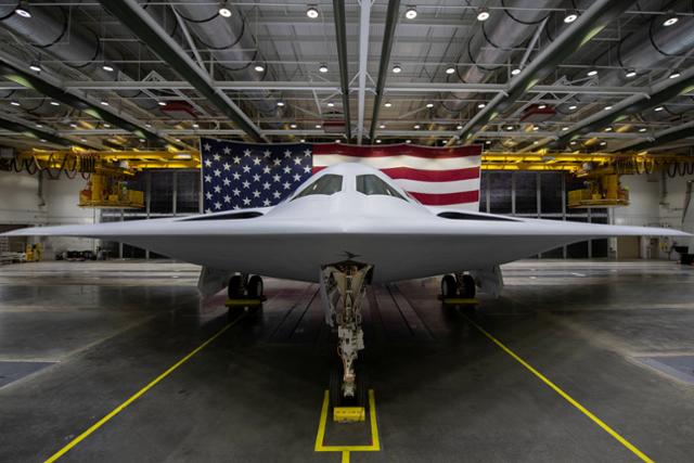 미 공군이 2일(현지시간) 캘리포니아주 팜데일에 위치한 방위산업체인 노스럽그루먼 공장에서 공개한 B-21 레이더의 모습. 로이터 연합뉴스