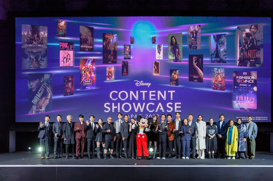 '디즈니 콘텐츠 쇼케이스 2022'에서 기념 사진 찍고 있는 아시아 스타들과 미키 마우스. 사진=월트디즈니 컴퍼니 아태지역 제공