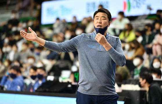 프로농구 은희석 서울 삼성 감독이 4일 잠실실내체육관에서 열린 2022~23시즌 프로농구 정규리그 안양 KGC와 경기에서 지시하고 있다. 사진=KBL 제공