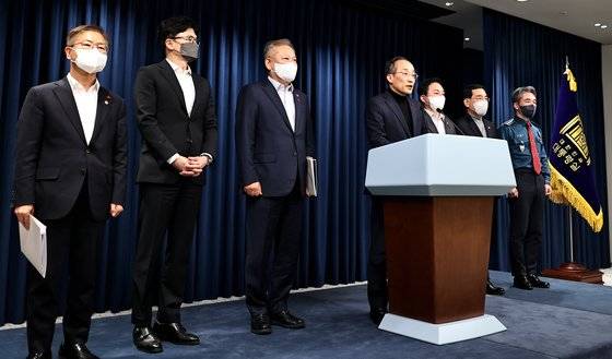 4일 오후 서울 용산 대통령실에서 윤석열 대통령 주재로 열린 화물연대 집단운송거부 대응 관계장관회의 직후 추경호 부총리 겸 기획재정부 장관이 언론 브리핑을 하고 있다. 왼쪽부터 이정식 고용노동부 장관, 한동훈 법무부 장관, 이상민 행정안전부 장관, 추경호 부총리, 원희룡 국토교통부 장관, 이창양 산업통상자원부 장관, 윤희근 경찰청장. 대통령실 사진기자단