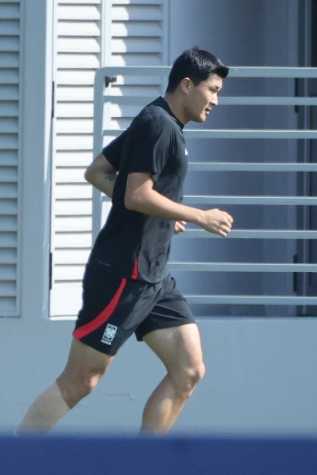 2022 카타르 월드컵 16강전 브라질과의 경기를 앞둔 축구대표팀의 김민재가 4일 오전(한국시간) 카타르 도하 알에글라 훈련장에서 팀훈련에 빠진 채 혼자 러닝을 하고 있다. /사진=연합뉴스