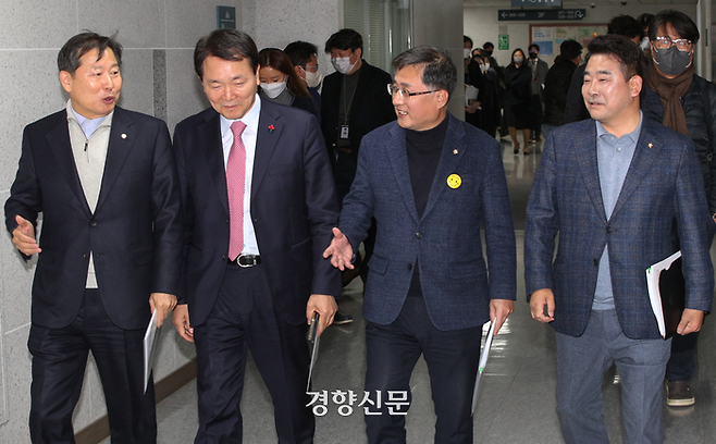 성일종 국민의힘·김성환 더불어민주당 정책위의장과 예결위 여야 간사들이 4일 국회 의원회관에서 2+2 예산안 협의를 하기 위해 회의실로 이동하고 있다. 왼쪽부터 국민의힘 이철규 예결위 간사·성일종 정책위의장, 더불어민주당 김성환 정책위의장·박정 예결위 간사. 성동훈 기자