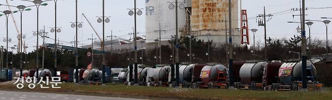 언제 다시 시동 거나 화물연대 총파업 11일째인 4일 인천 중구 서해대로의 한 시멘트 회사 부근에 벌크시멘트트레일러(BCT) 차량들이 주차돼 있다. 김창길 기자 cut@kyunghyang.com