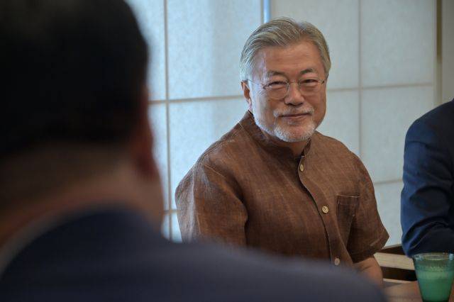 문재인 전 대통령이 지난 8월 29일 경남 양산시 평산마을 사저에서 이재명 대표 등 더불어민주당 신임 지도부의 예방을 받고 대화하고 있다. 연합뉴스