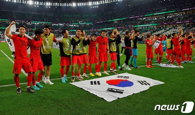 3일(현지시간) 카타르 알라이얀 에듀케이션시티 스타디움에서 대한민국 축가대표팀이 12년만에 월드컵 16강 진출 소식을 듣고 다같이 기뻐하고 있다. 2022.12.03  ⓒ AFP=뉴스1  Copyright (C) 뉴스1. All rights reserved. 무단 전재 및 재배포 금지.