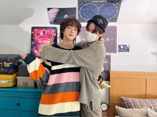 방탄소년단 진의 생일을 맞아 제이홉과 진이 함께 찍은 사진이 공개됐다./사진=방탄소년단 트위터