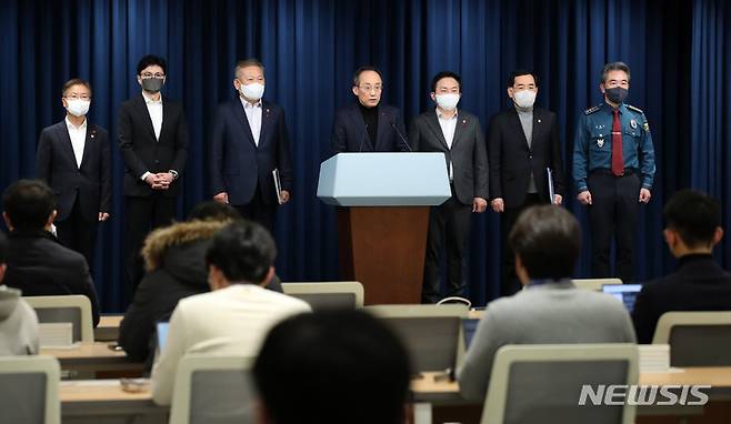 [서울=뉴시스] 전신 기자 = 추경호 경제부총리가 4일 서울 용산 대통령실 청사 브리핑룸에서 대통령 주재 화물연대 집단 운송거부 관계장관회의 관련 브리핑을 하고 있다. 왼쪽부터 이정식 고용노동부 장관, 한동훈 법무부 장관, 이상민 행정안전부 장관, 추 부총리, 원희룡 국토교통부 장관, 이창양 산업통상자원부 장관, 윤희근 경찰청장. 2022.12.04. photo1006@newsis.com