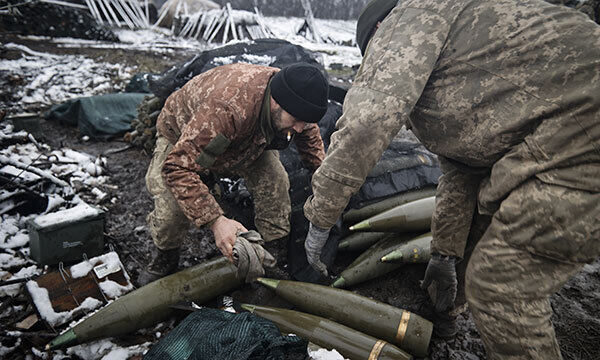 우크라이나 군인들이 포격을 앞두고 포탄을 정리하고 있다. AP통신