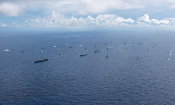 미국 해군 함정들이 태평양 연안을 항해하고 있다. AFP연합뉴스